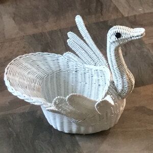 Wickers Swan basket
